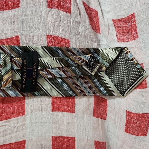 Alexander Julian Colours Geometric Pattern Silk Tie - Designer Men's Neckwear - Picture 4 of 4